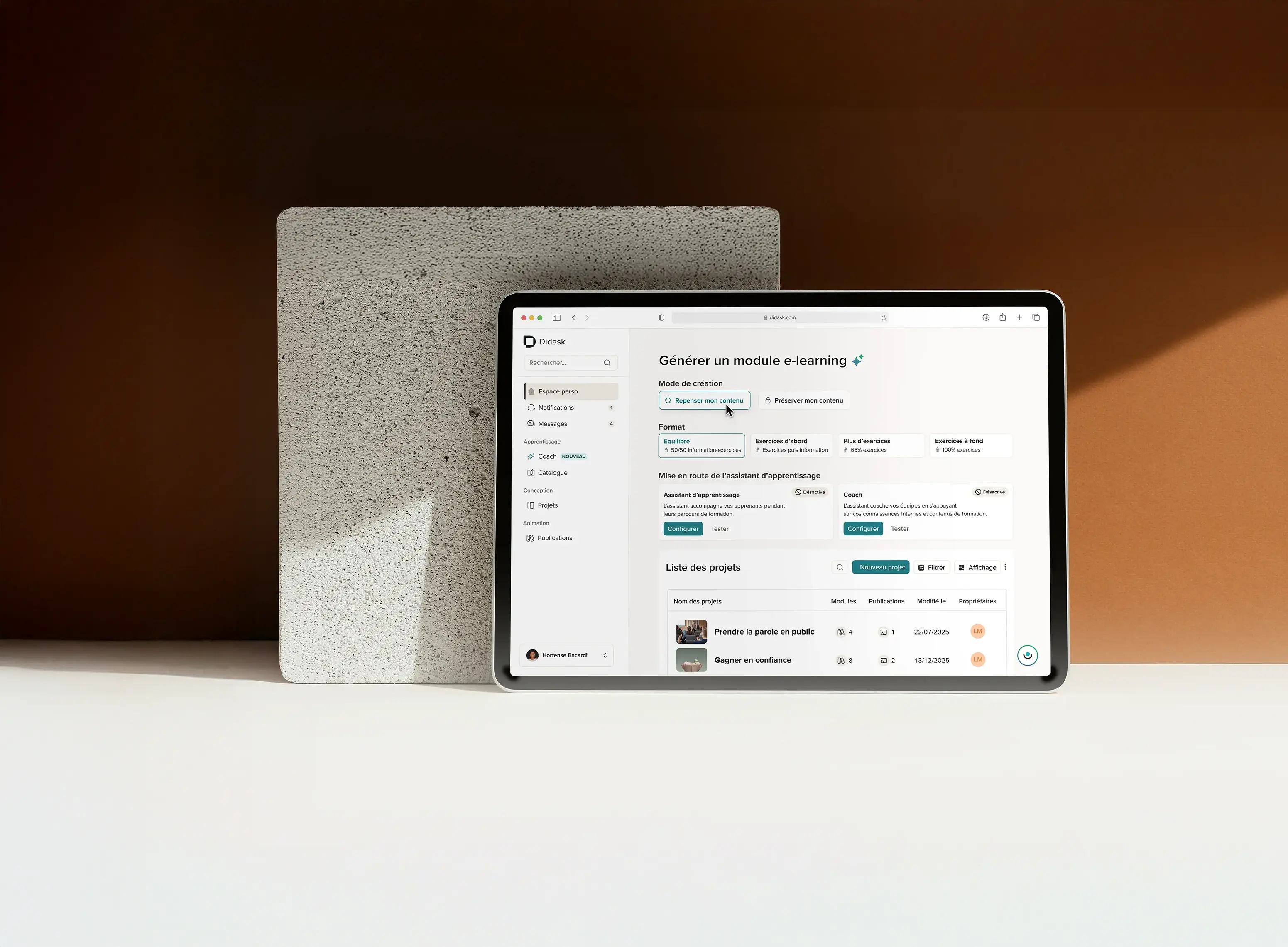 Personne tenant une tablette affichant une interface d'assistant en ligne en français, posant des questions sur les comportements à adopter au quotidien.