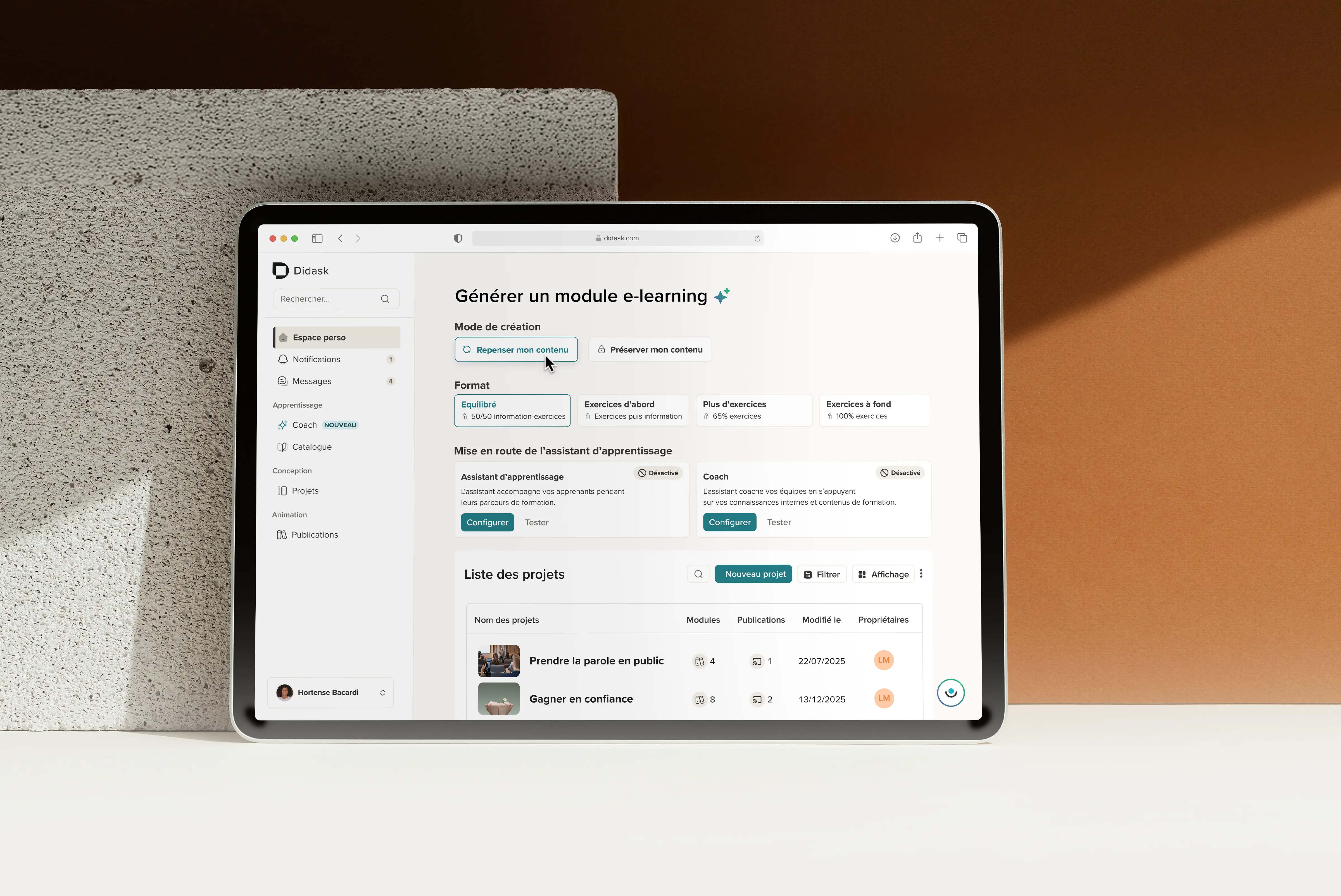 Personne tenant une tablette affichant une interface d'assistant en ligne en français, posant des questions sur les comportements à adopter au quotidien.