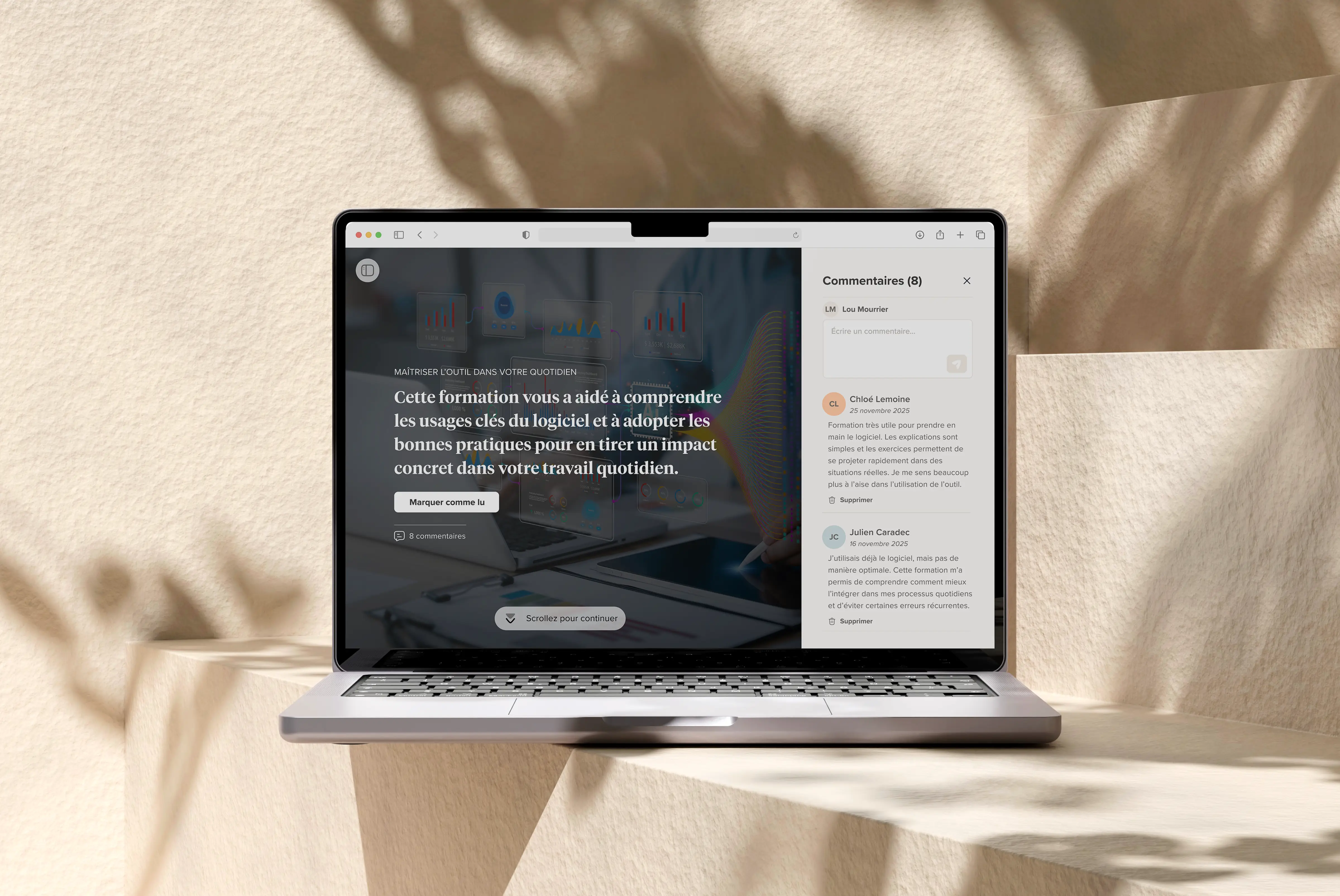 Ordinateur portable ouvert sur une table en bois avec un mur beige en arrière-plan.