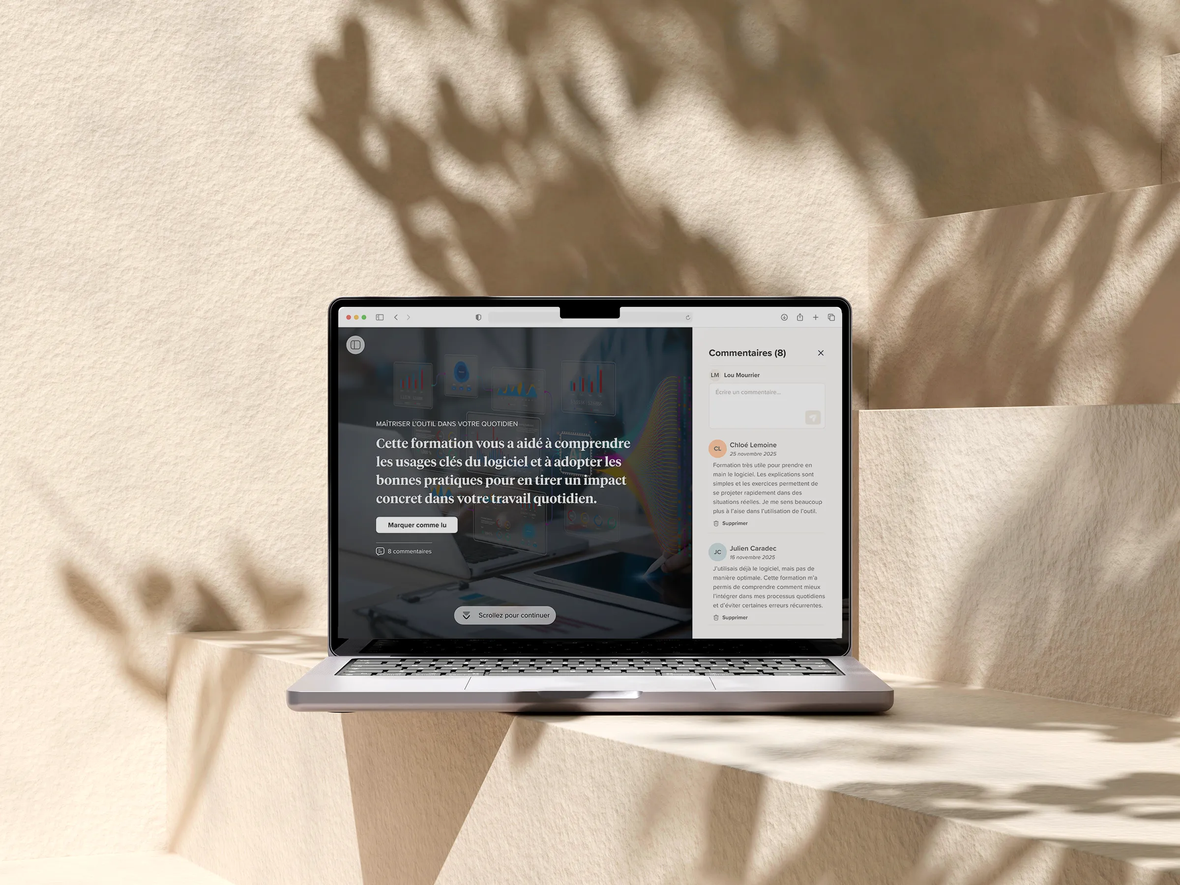 Ordinateur portable ouvert sur une table en bois avec un mur beige en arrière-plan.