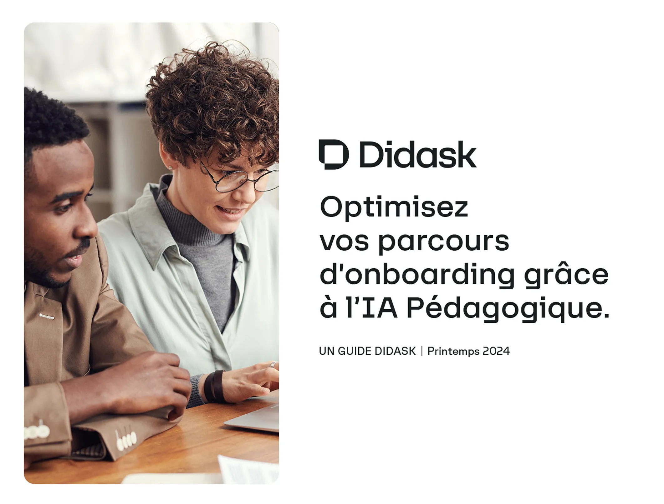 Deux personnes concentrées regardant un ordinateur portable sur une table en bois, avec un texte à droite indiquant l'optimisation des parcours d'onboarding grâce à l'IA pédagogique par Didask.