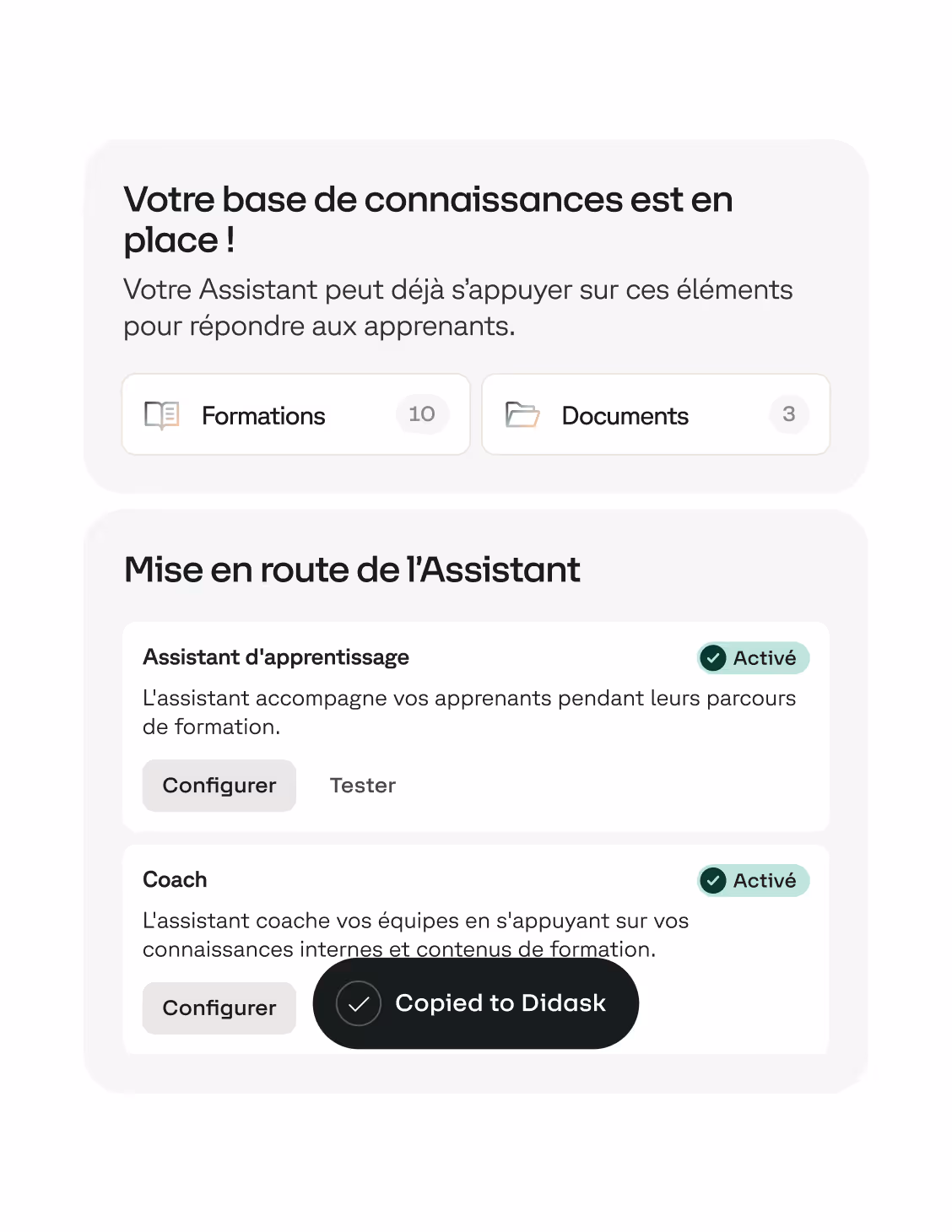 Interface montrant que la base de connaissances est en place avec 10 formations et 3 documents. Section de mise en route avec deux assistants activés : Assistant d'apprentissage et Coach, chacun avec options Configurer et Tester.