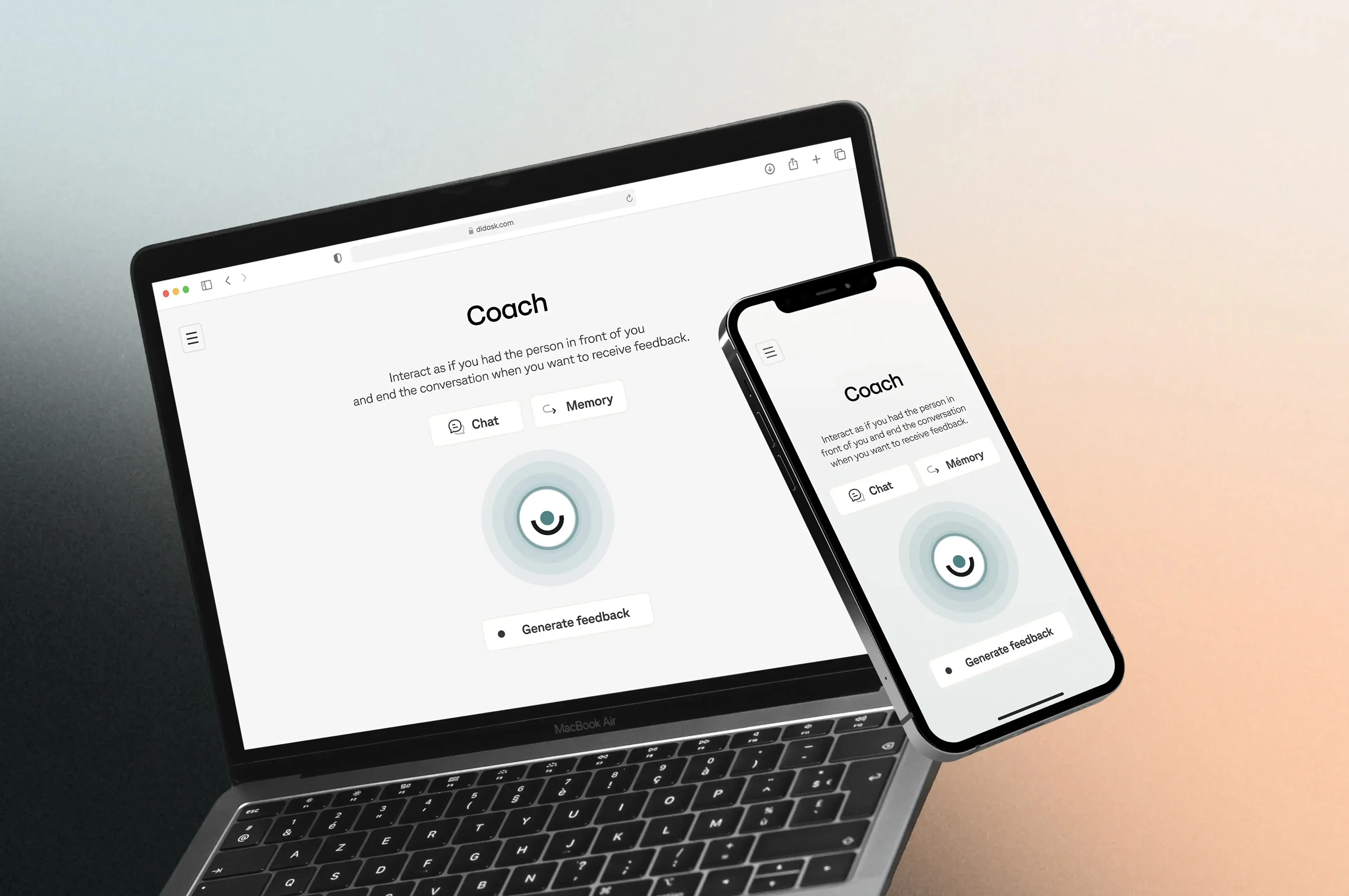 Ordinateur portable et smartphone affichant une interface de coaching avec options de chat, mémoire et bouton pour générer des retours.