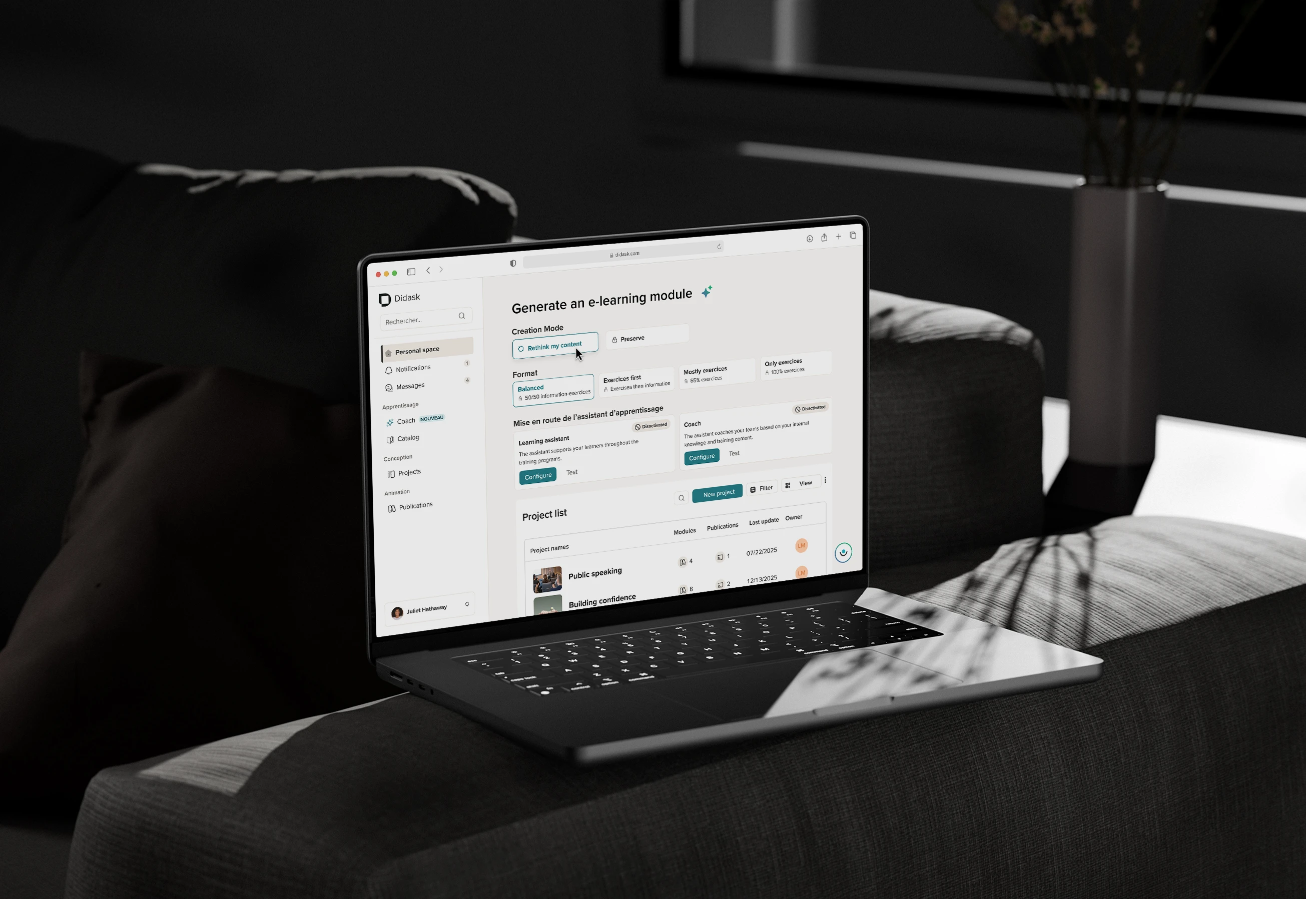Ordinateur portable ouvert affichant une interface de création de module d'apprentissage en ligne, posé sur un canapé dans un salon sombre.