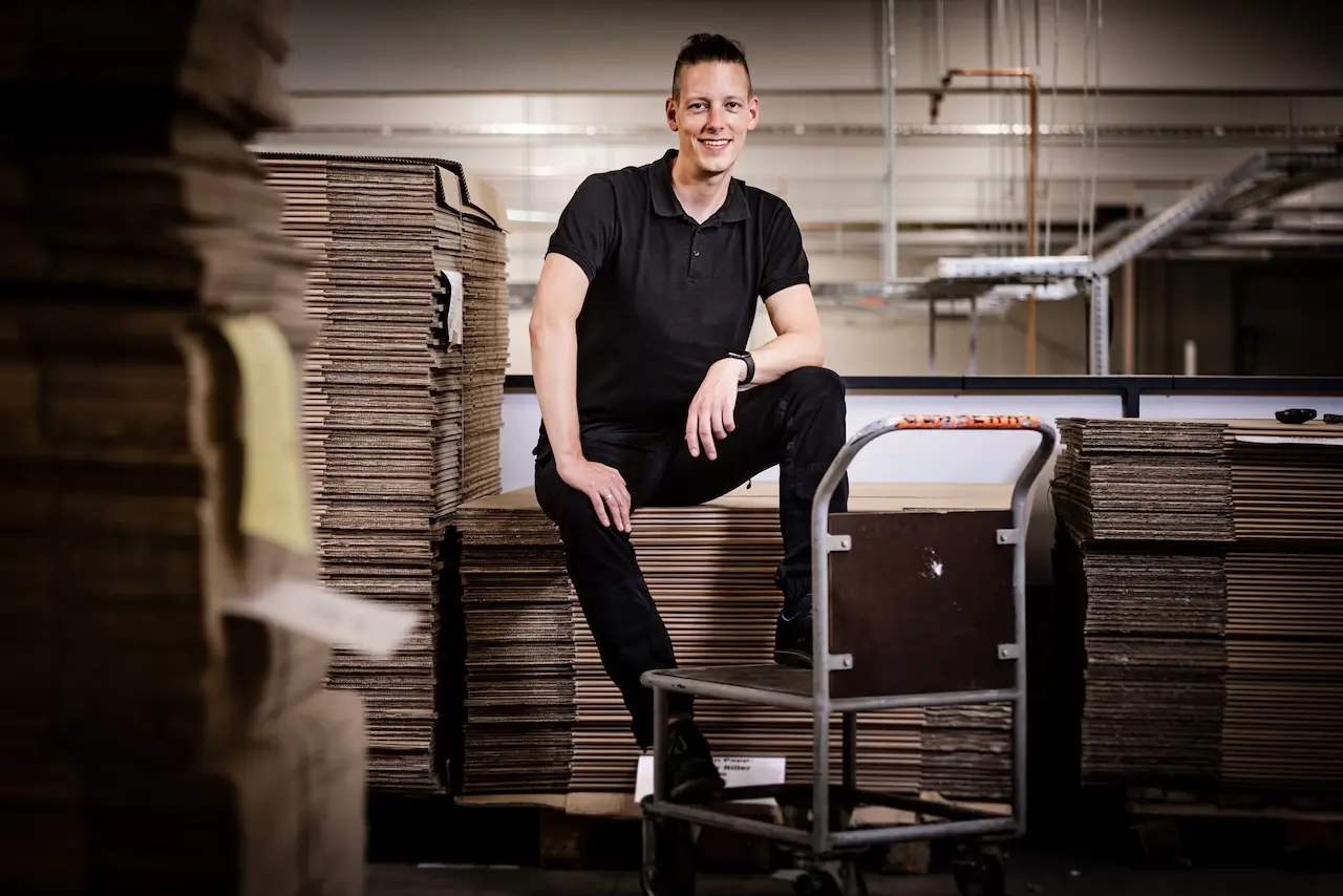 Marco-im-Cafe-Zufrieden-wenn-Kunde-Erfolgreicher