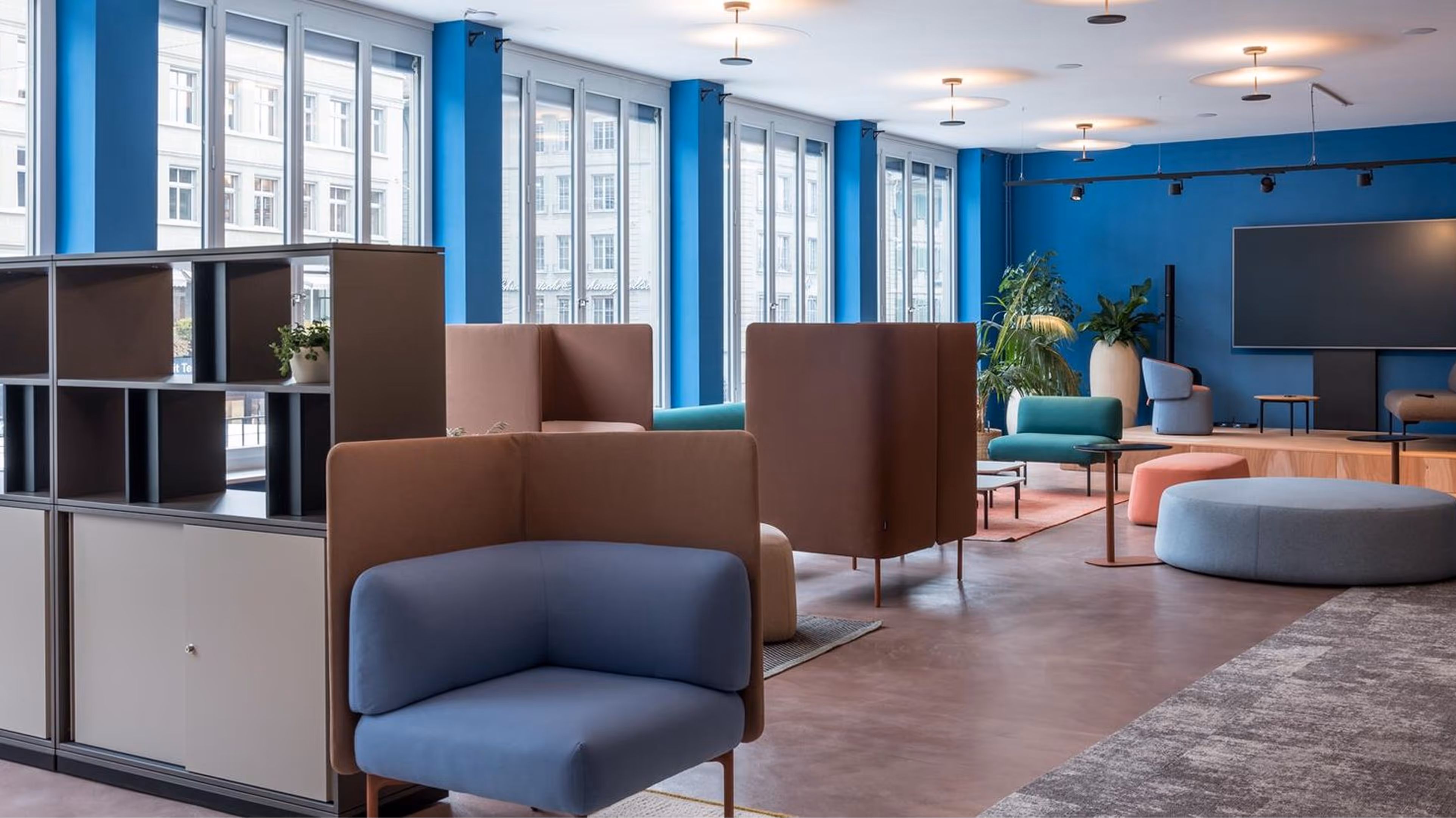 Ein Büro mit vielen Sitzmöglichkeiten