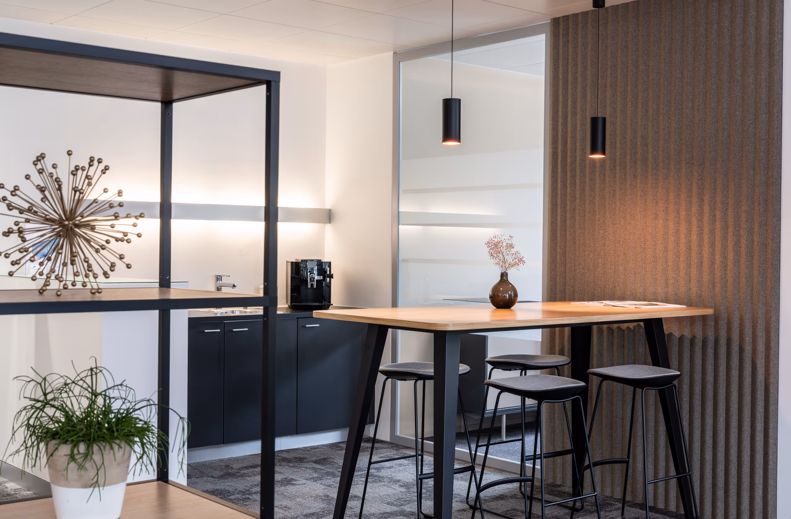 Eine Küche mit einem hohen Tisch