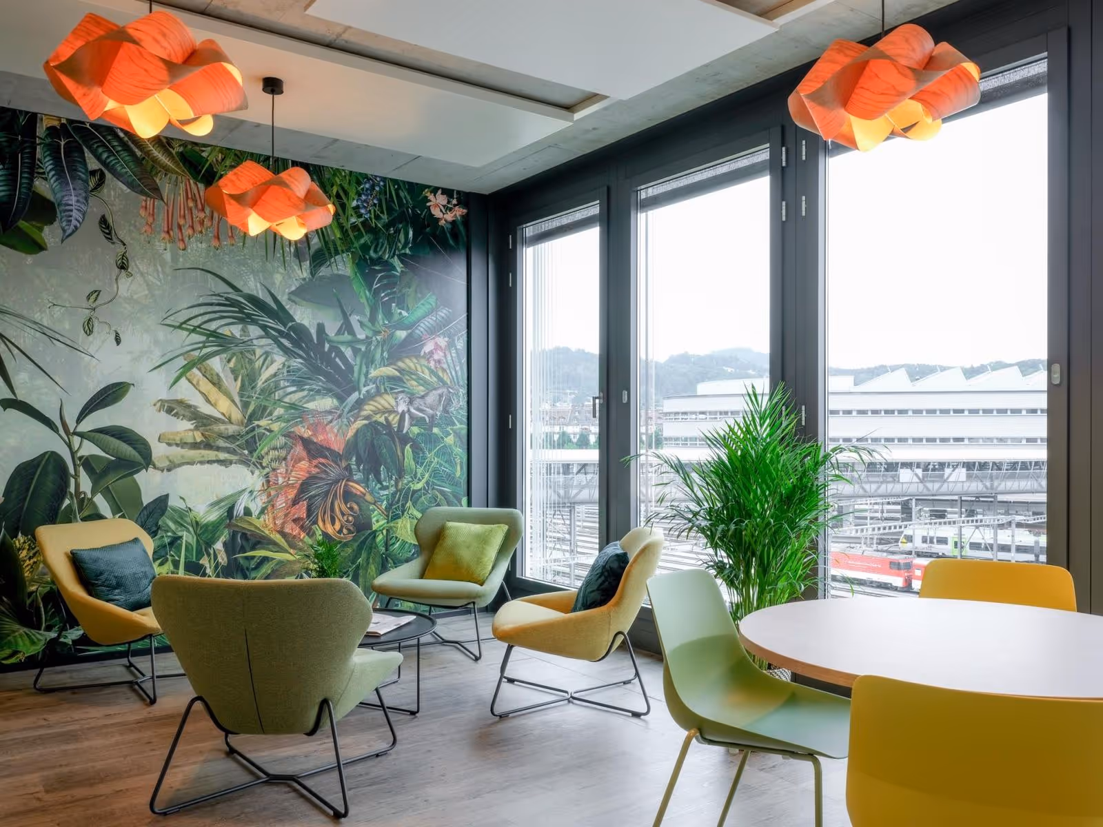 Ein Aufenthaltsraum mit Stühlen und Tischen