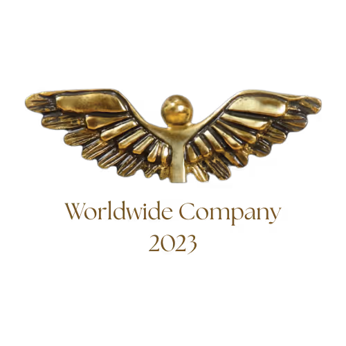 Złota metalliczna statuetka przedstawiająca stylizowaną postać z rozpostartymi skrzydłami nad napisem Worldwide Company 2023.