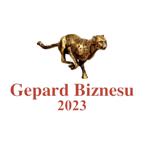 Złoty rzeźba pędzącego geparda nad napisem Gepard Biznesu 2023.