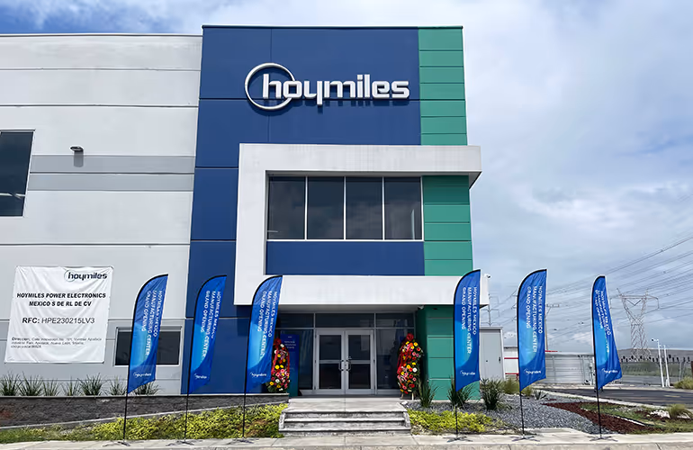 Wejście do fabryki Hoymiles Power Electronics w Meksyku.