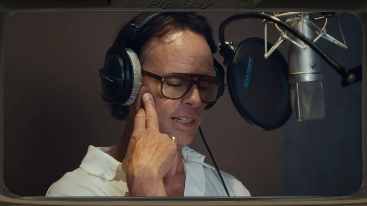 Walton Goggins durante una sesión de grabación en estudio