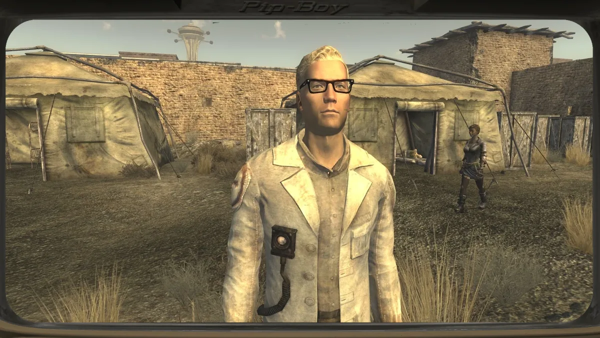 Arcade Gannon, con su bata de los Seguidores del Apocalipsis, en un asentamiento del Yermo Mojave