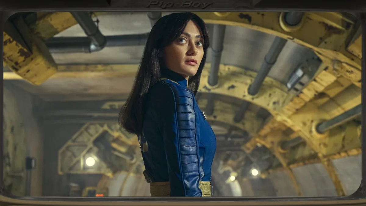 Lucy MacLean con el mono azul del Refugio 33 en la serie de Fallout