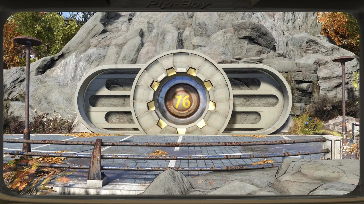 La entrada del Refugio 76, con la forma del logotipo de Vault-Tec, en Fallout 76