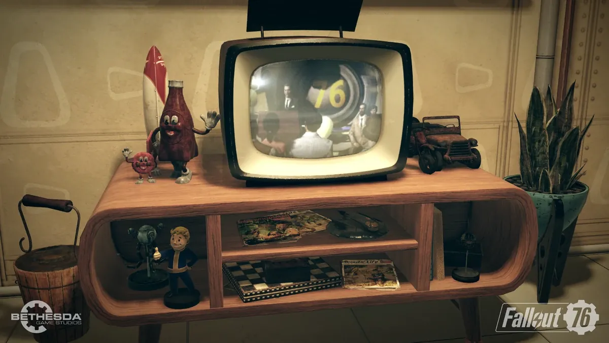 Mueble retro del Refugio 76 con un televisor encendido, figuras de Nuka-Cola, un cabezón del Vault Boy y un jeep de juguete