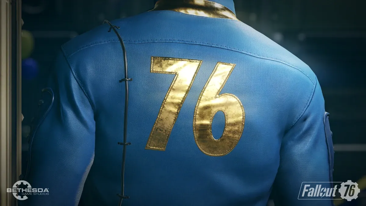 Espalda de un mono azul de Vault-Tec con el número 76 bordado en amarillo