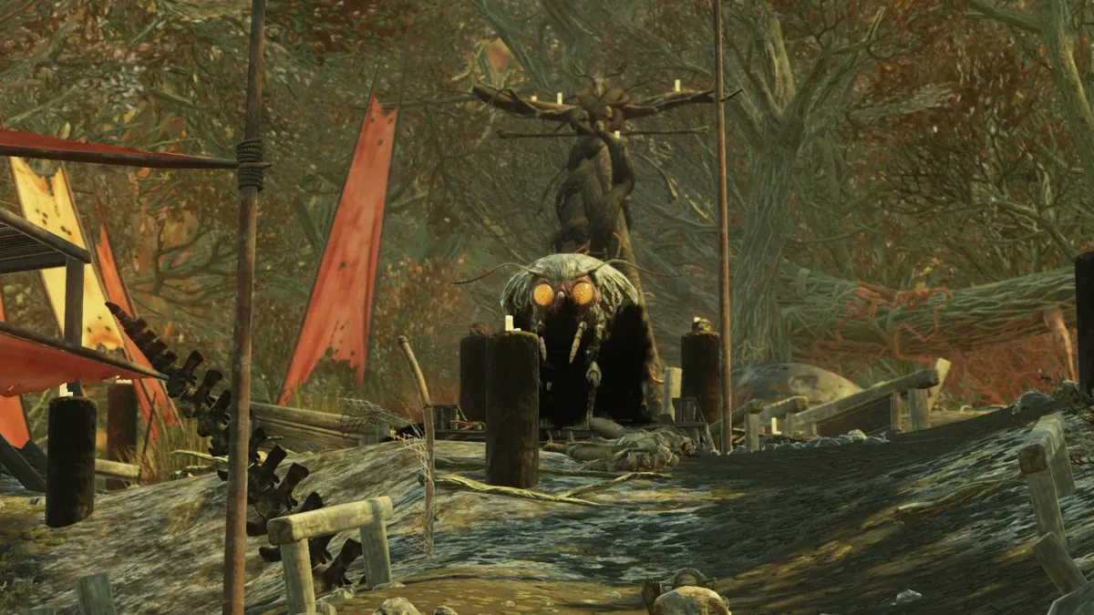 Un Hombre Polilla posado junto a estandartes rojos de su culto en el evento La ofrenda de Blake de Fallout 76