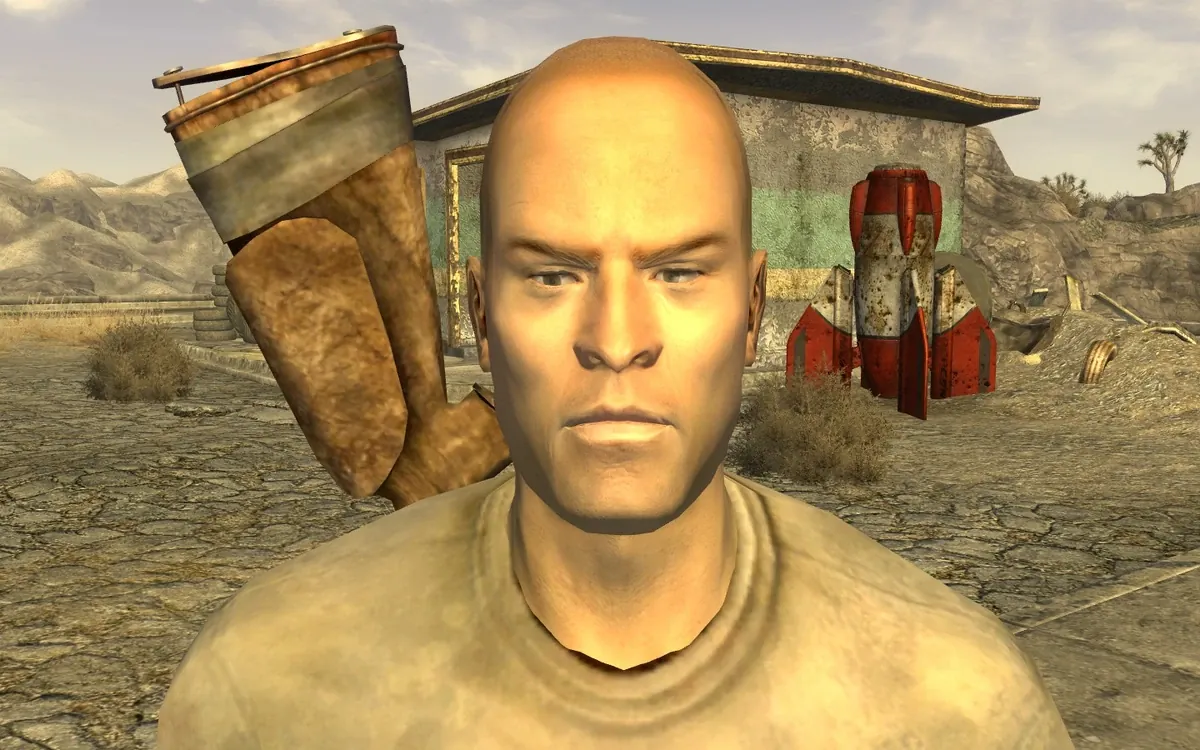Craig Boone con la cabeza rapada y gesto serio frente al motel de Novac en Fallout: New Vegas