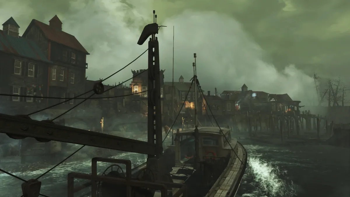 El puerto de Far Harbor con muelles de madera, casas grises y barcos bajo la niebla en Fallout 4
