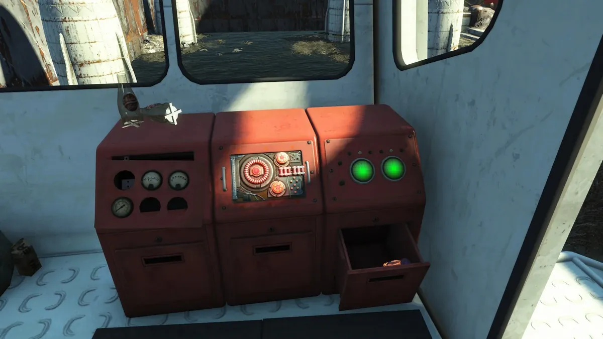 Cabina de control de la atracción Splashdown de Nuka-World con un núcleo estelar en su consola roja