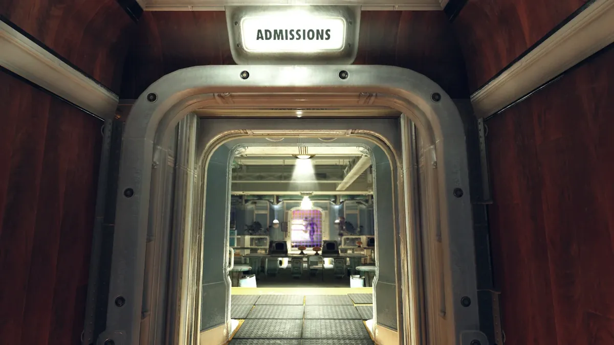 La sala de admisiones del búnker de Whitespring, con su letrero y el pasillo iluminado, en Fallout 76