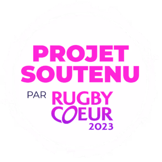 Badge circulaire avec texte rose et violet indiquant « Projet soutenu par Rugby Coeur 2023 ».