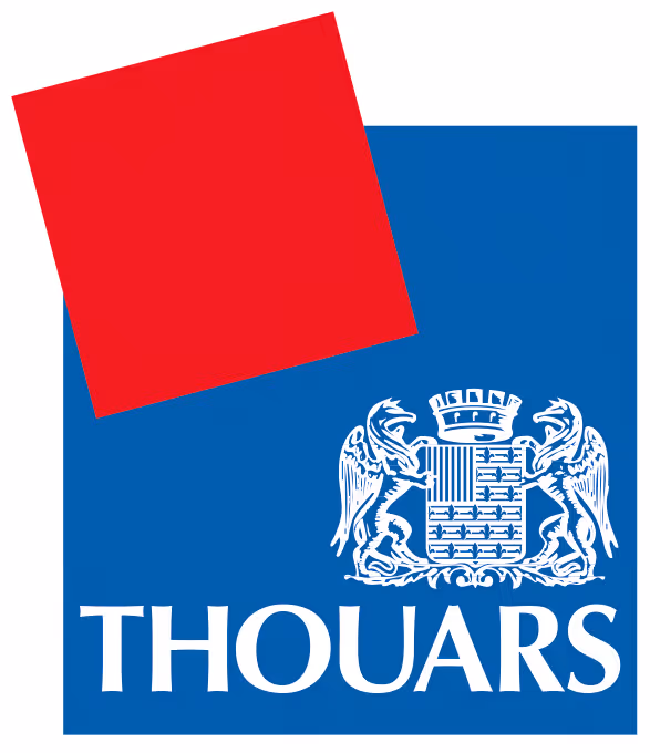 Logo bleu avec un carré rouge incliné en haut à gauche, un blason orné de deux griffons et le texte 'THOUARS' en blanc en bas.