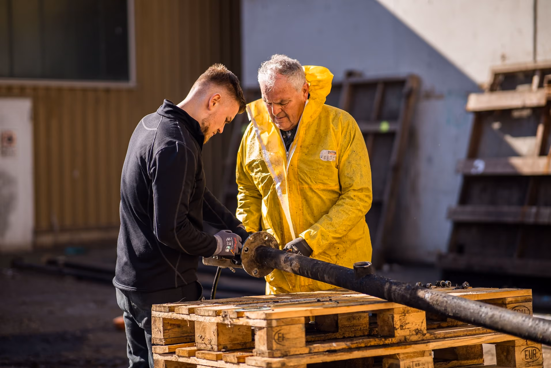 Peter Hildebrand + Fynn Eisemann bei Arbeit