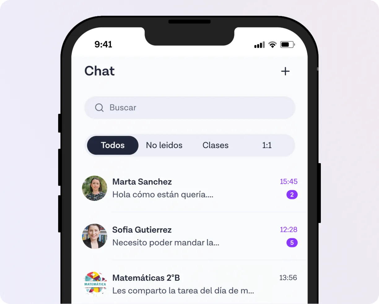 Chat de Cometa en un celular, con conversaciones 1:1 y grupos de clase