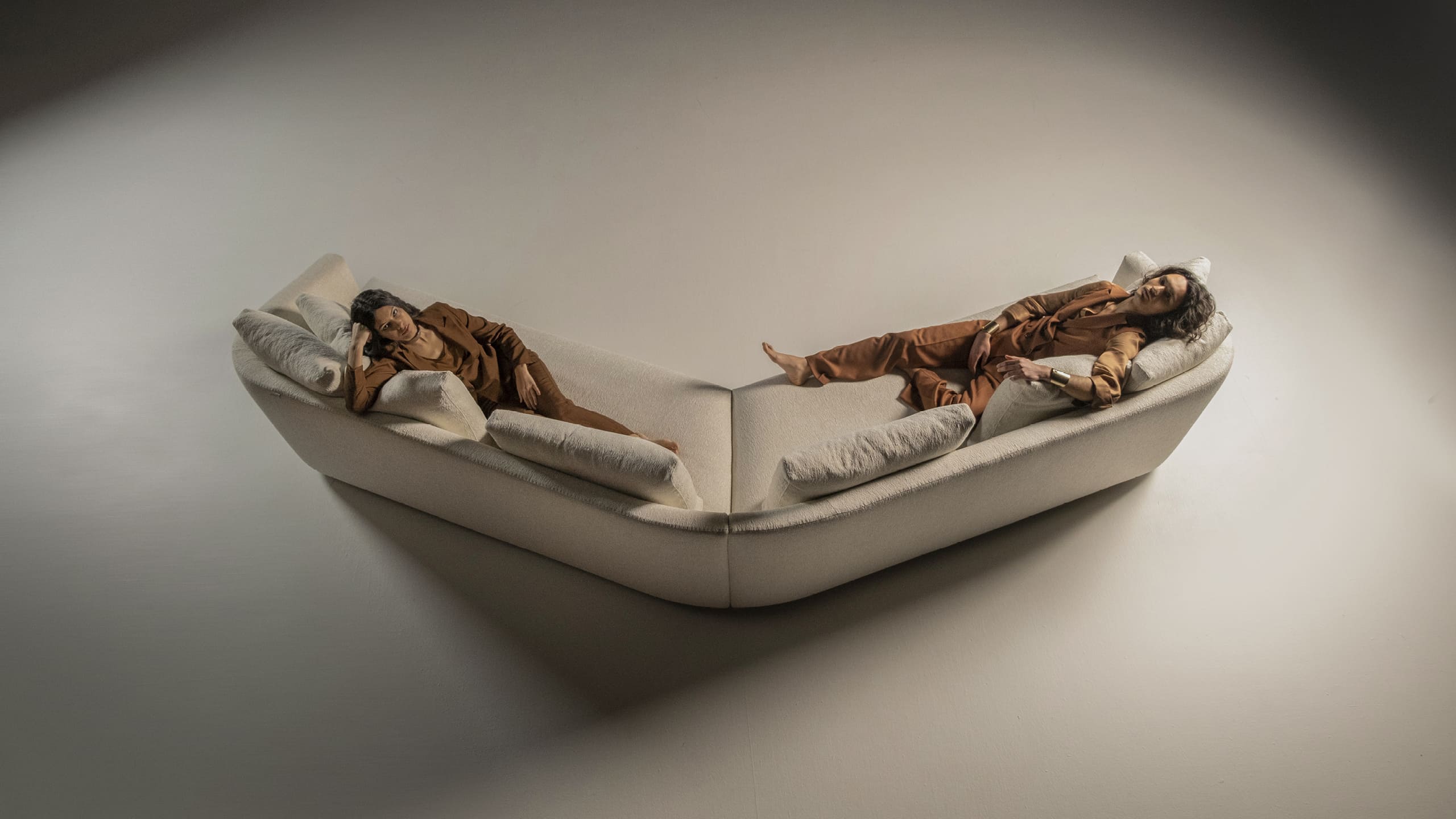 Grande esposizione Calia Italia a Pizzoli (L’Aquila): divani relax elettrici, divani letto, poltrone in vera pelle italiana. Prova reale, personalizzazioni e consegna gratuita in tutto l’Abruzzo.