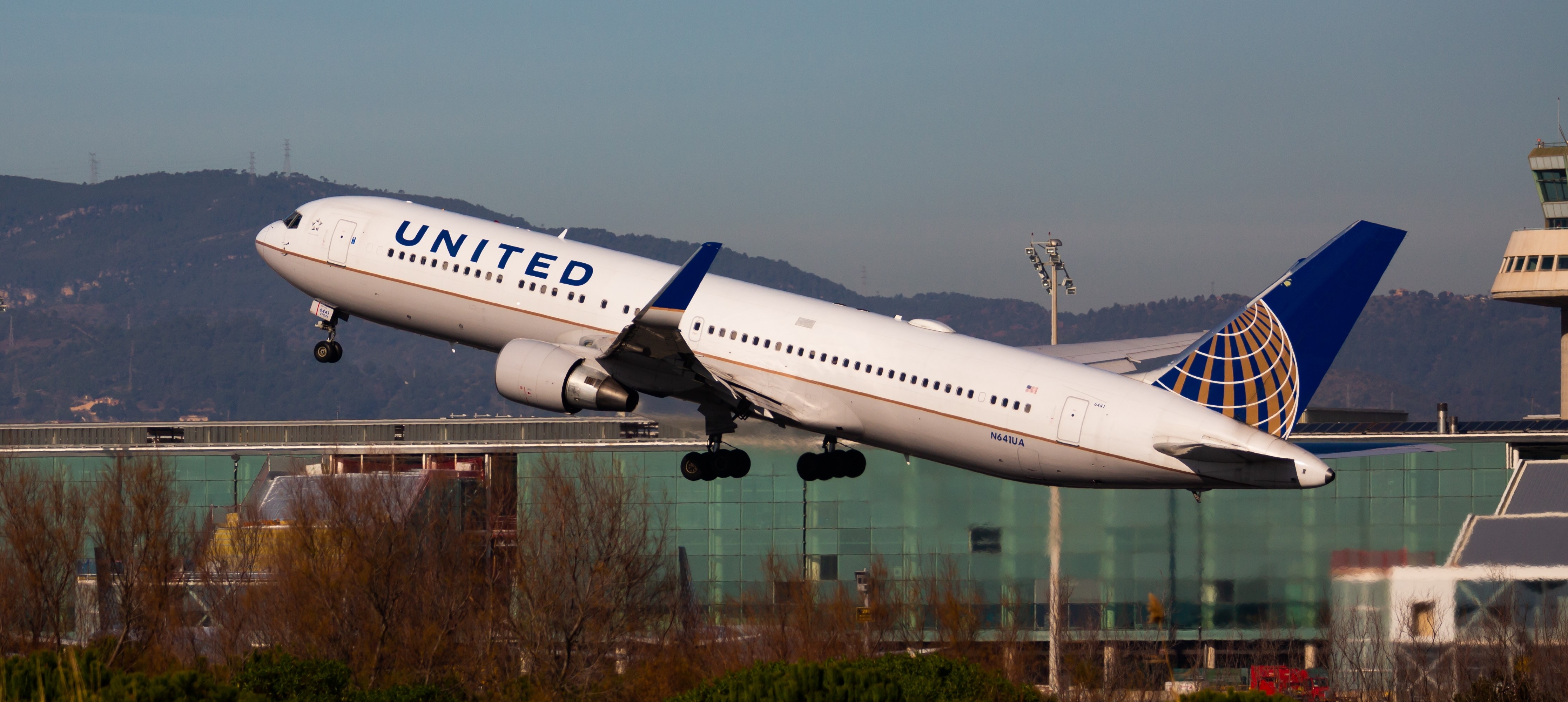 United Airlines First Officer Explains How Rockies Coach Ended Up in Cockpit: It Seems to Make More Sense than You Think