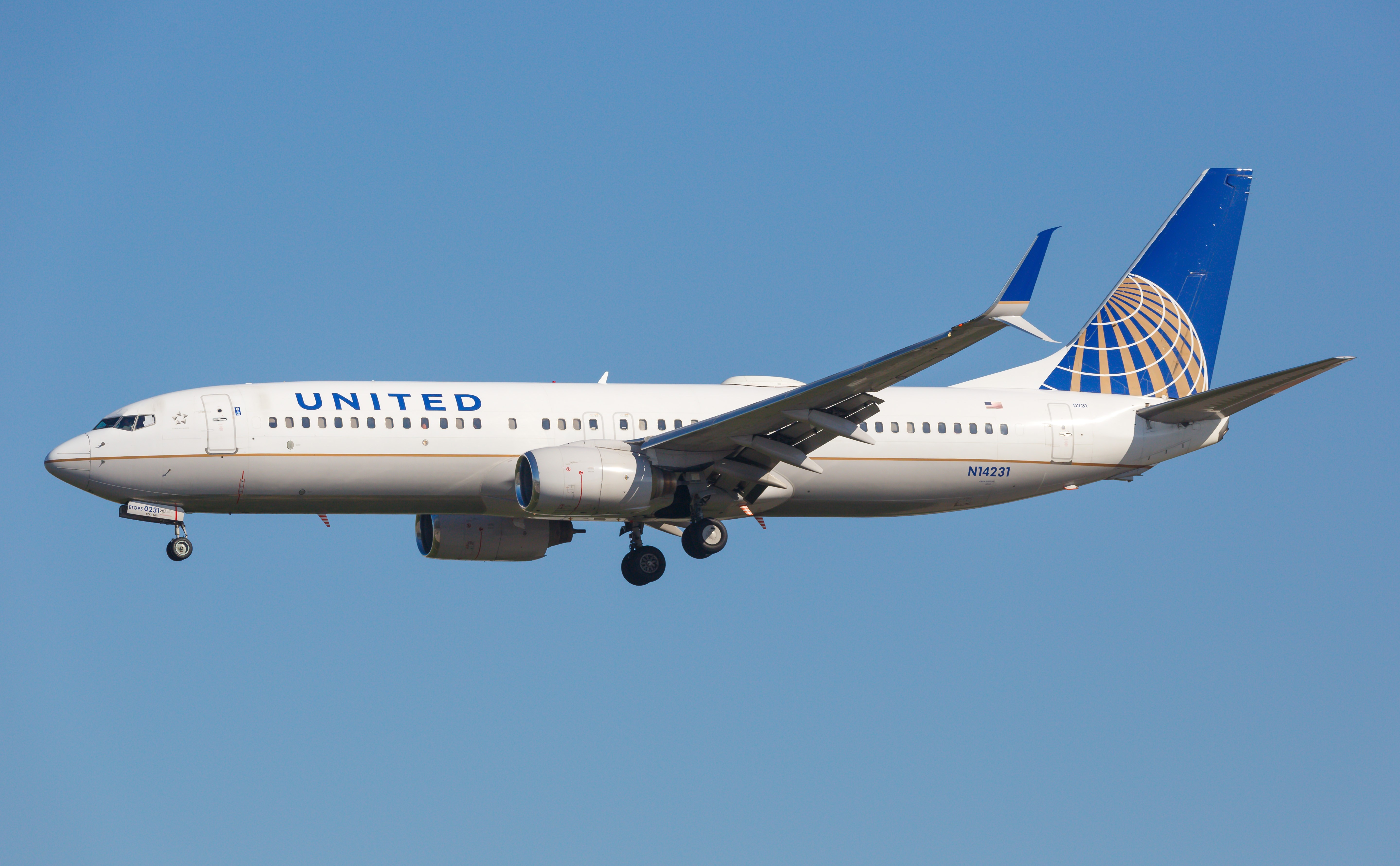 70 aviation enthusiasts tried to visit every United Airlines hub in one day, and here's how it all unraveled (and somehow, it still worked)