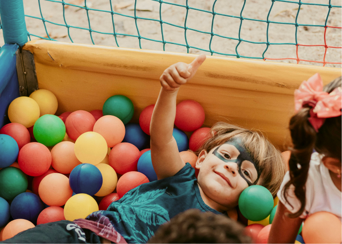 Happy child who wives the thumbs up