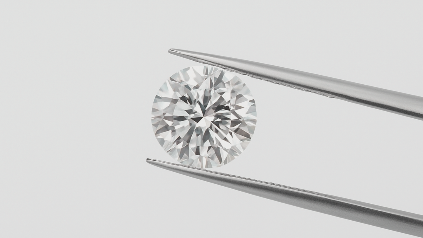 ピンセットで摘んだダイヤモンドの拡大写真