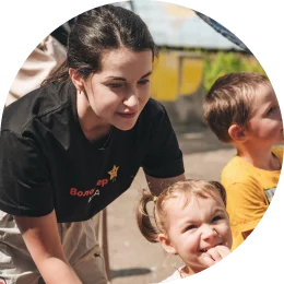 Волонтерка Банди Добра разом із дитиною 