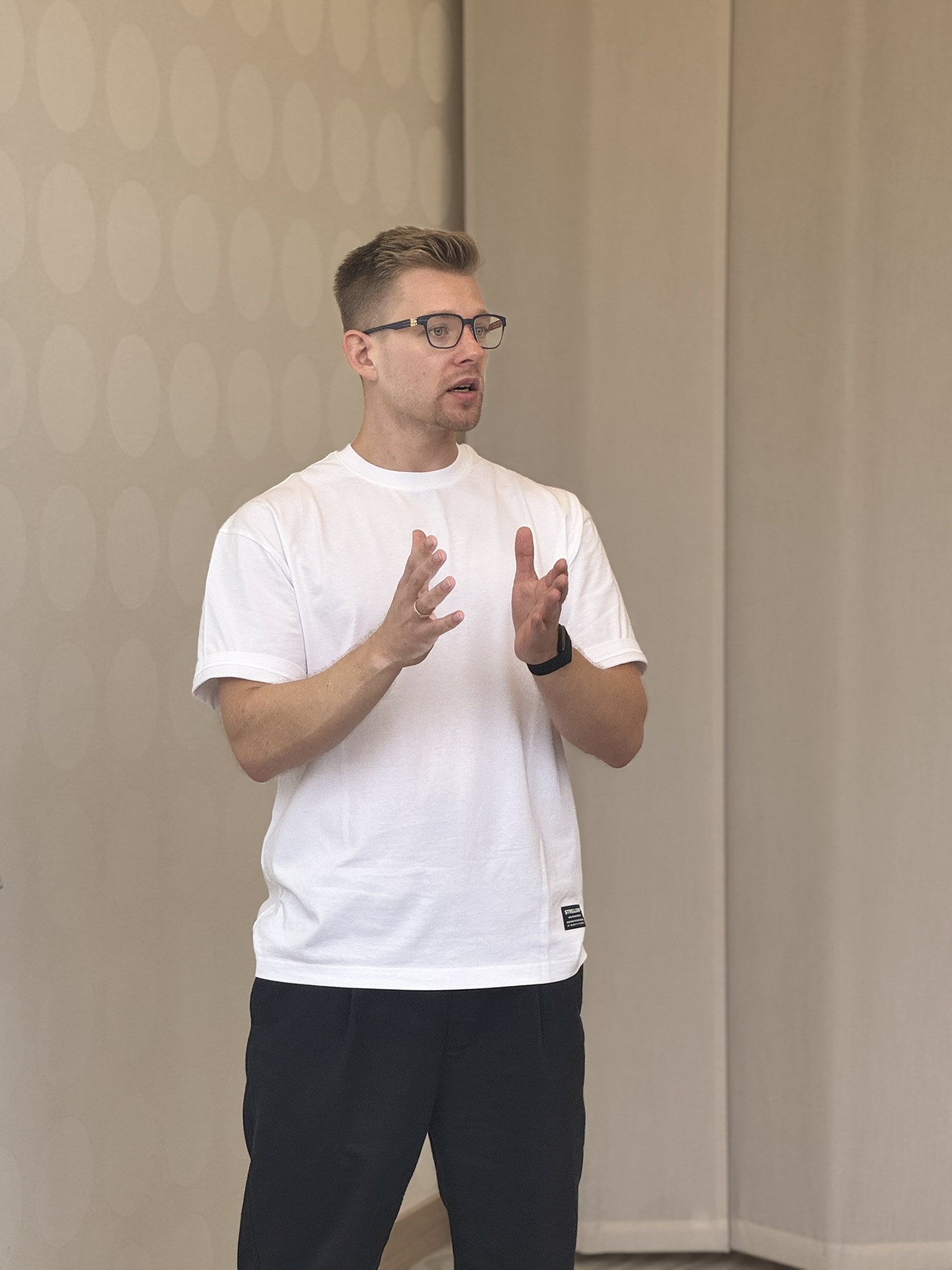 Florian Pflanz Presenting