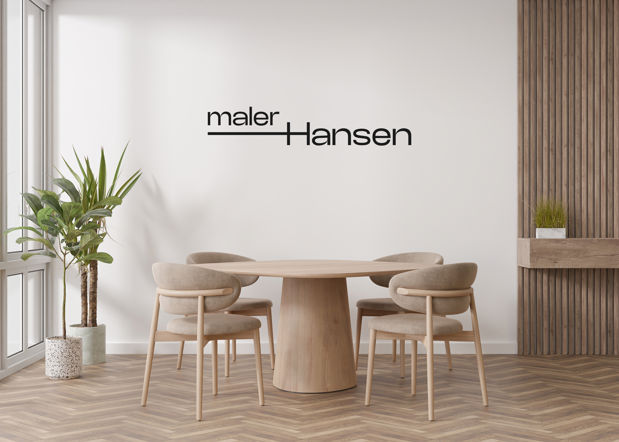 Moderne spisestue med rundt trebord og fire beige polstrede stoler, grønne planter ved vinduet og trespiler på veggen.