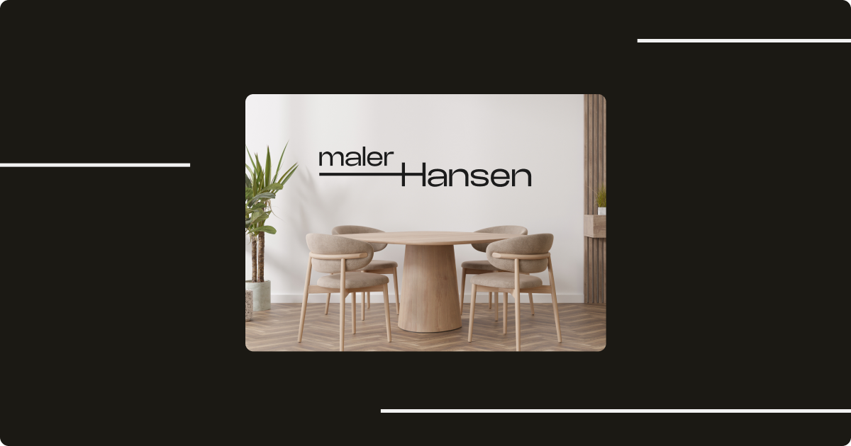 Moderne spisestue med rundt trebord, fire beige stoler og en plante ved siden av maler Hansen-logo på hvit vegg.