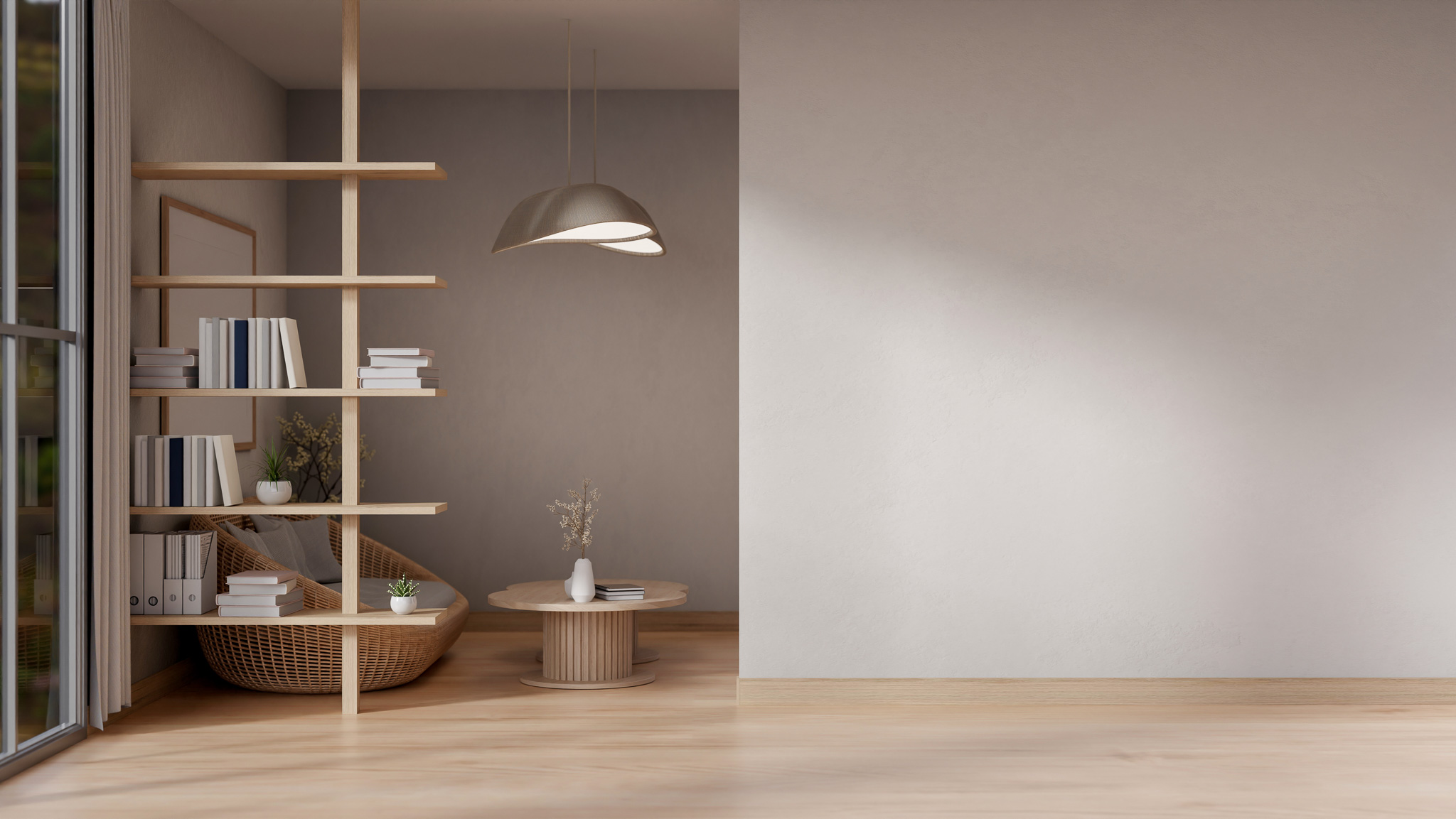 Moderne stue med åpen bokhylle, rottingstol, rundt trebord med vase, og hengende taklampe.