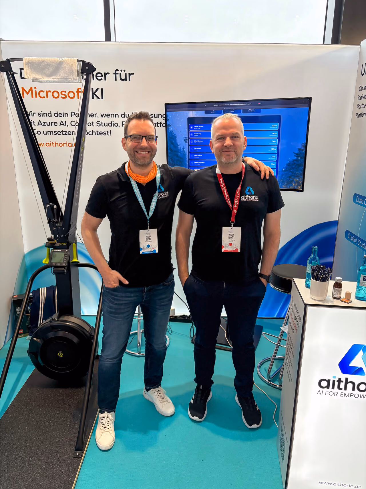 aithoria Team beim gemeinsamen Arbeiten im Büro