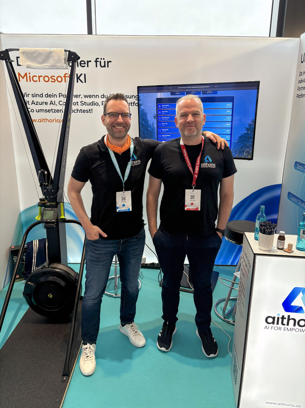 aithoria Team beim gemeinsamen Arbeiten im Büro