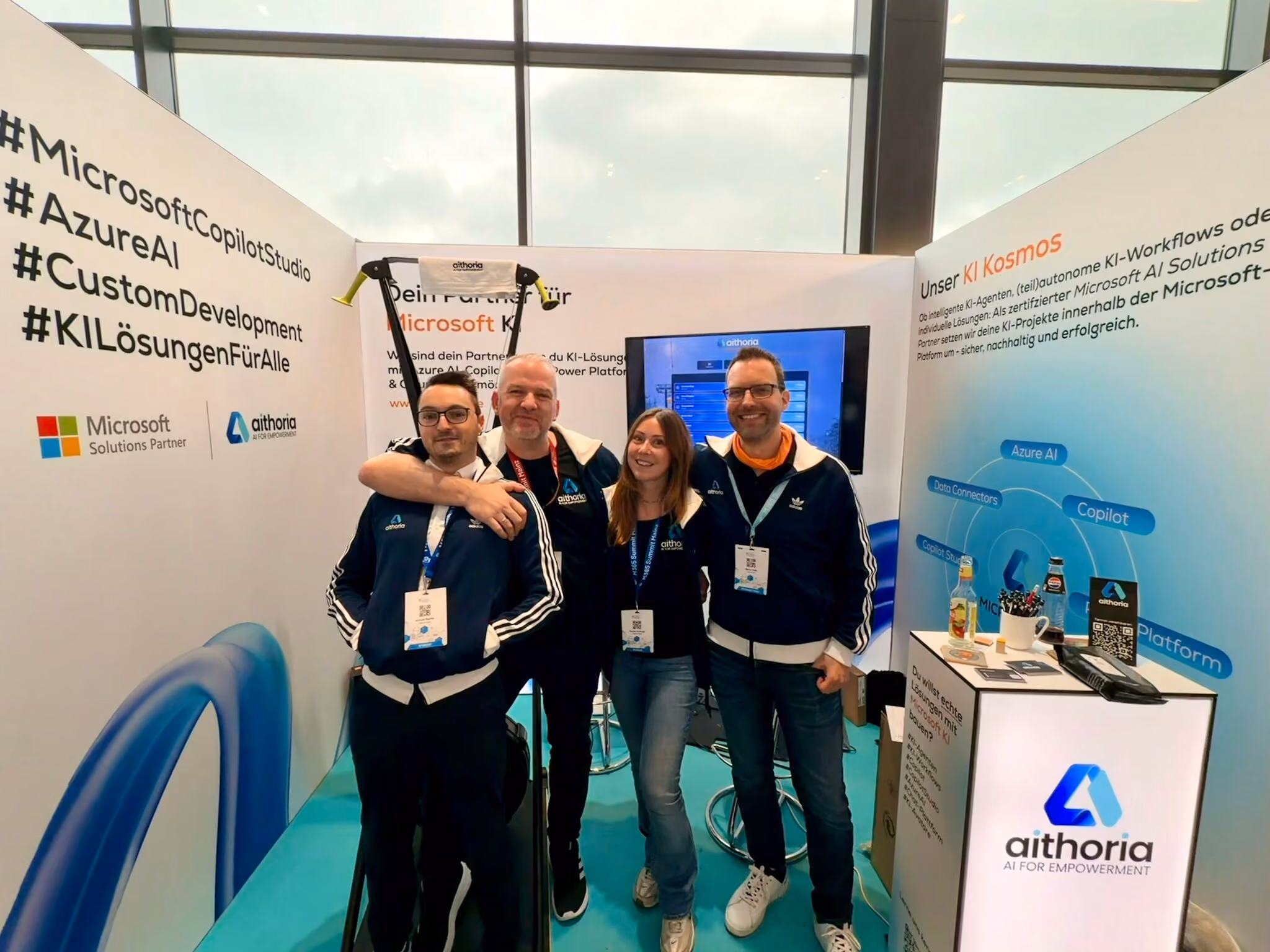 aithoria Team bei gemeinsamem Austausch