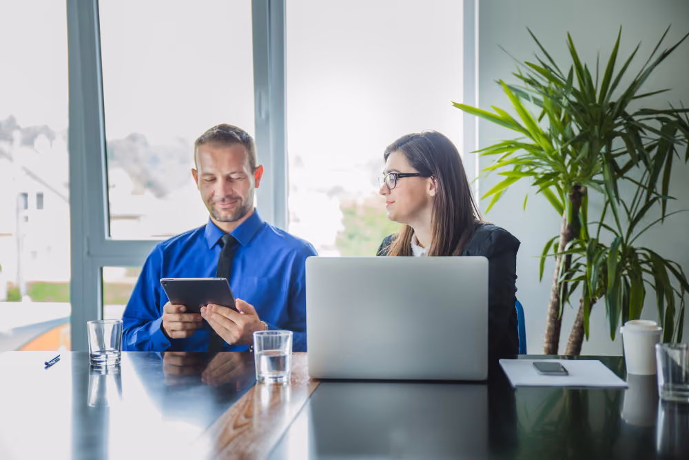 Fachabteilung und Wissensarbeiter nutzen Copilot im Arbeitsalltag