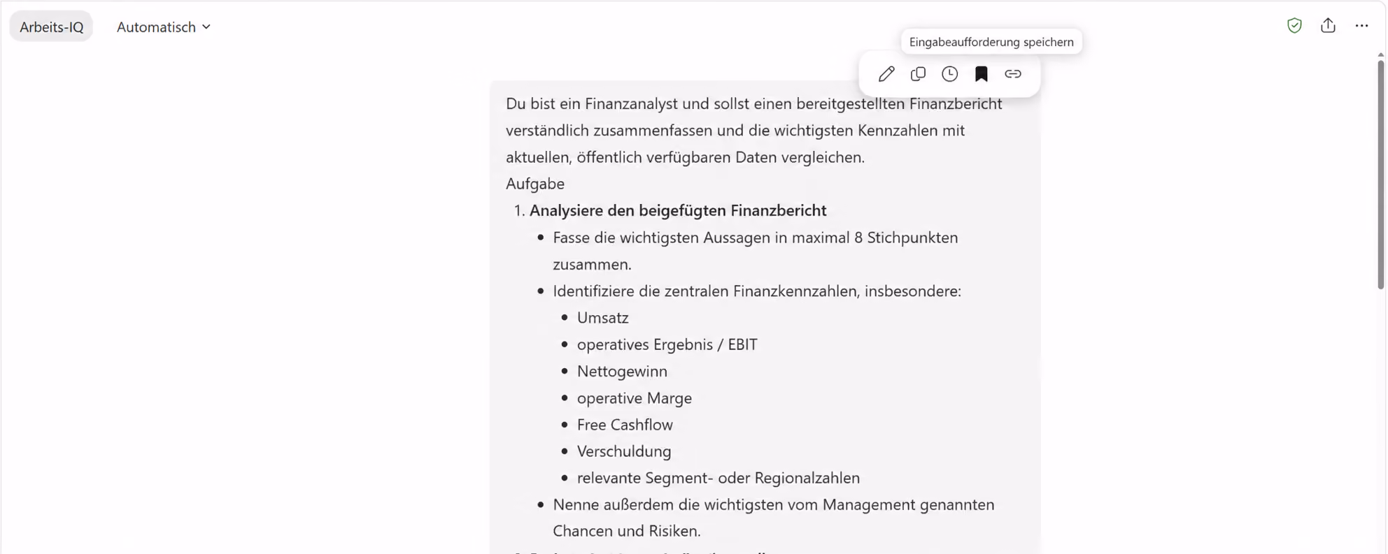 Copilot-Chat mit geöffneter Werkzeugleiste über einem Prompt; das Lesezeichen-Symbol mit dem Hinweis Eingabeaufforderung speichern ist markiert.