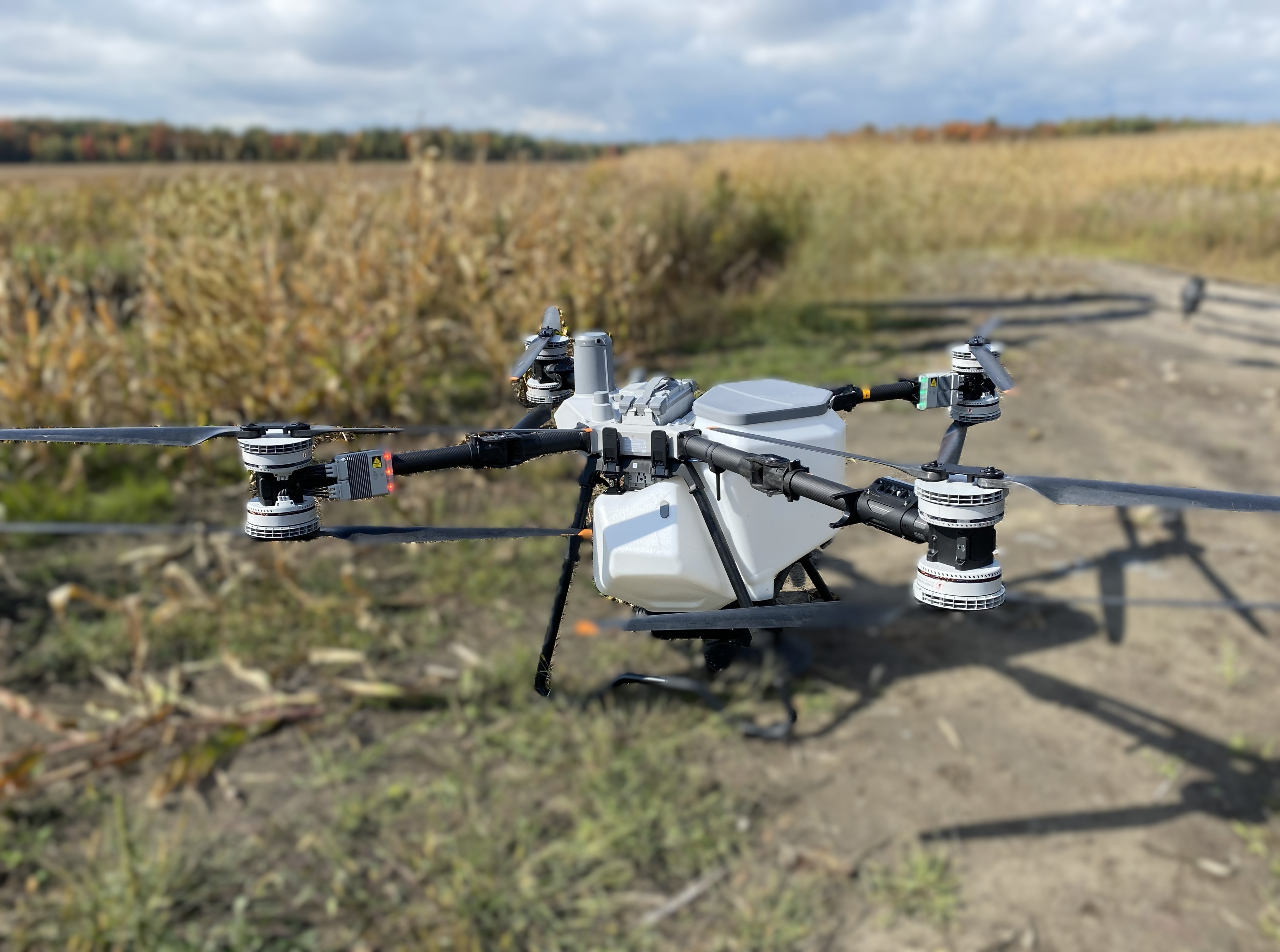 drone agricole dji t100 dans le champ