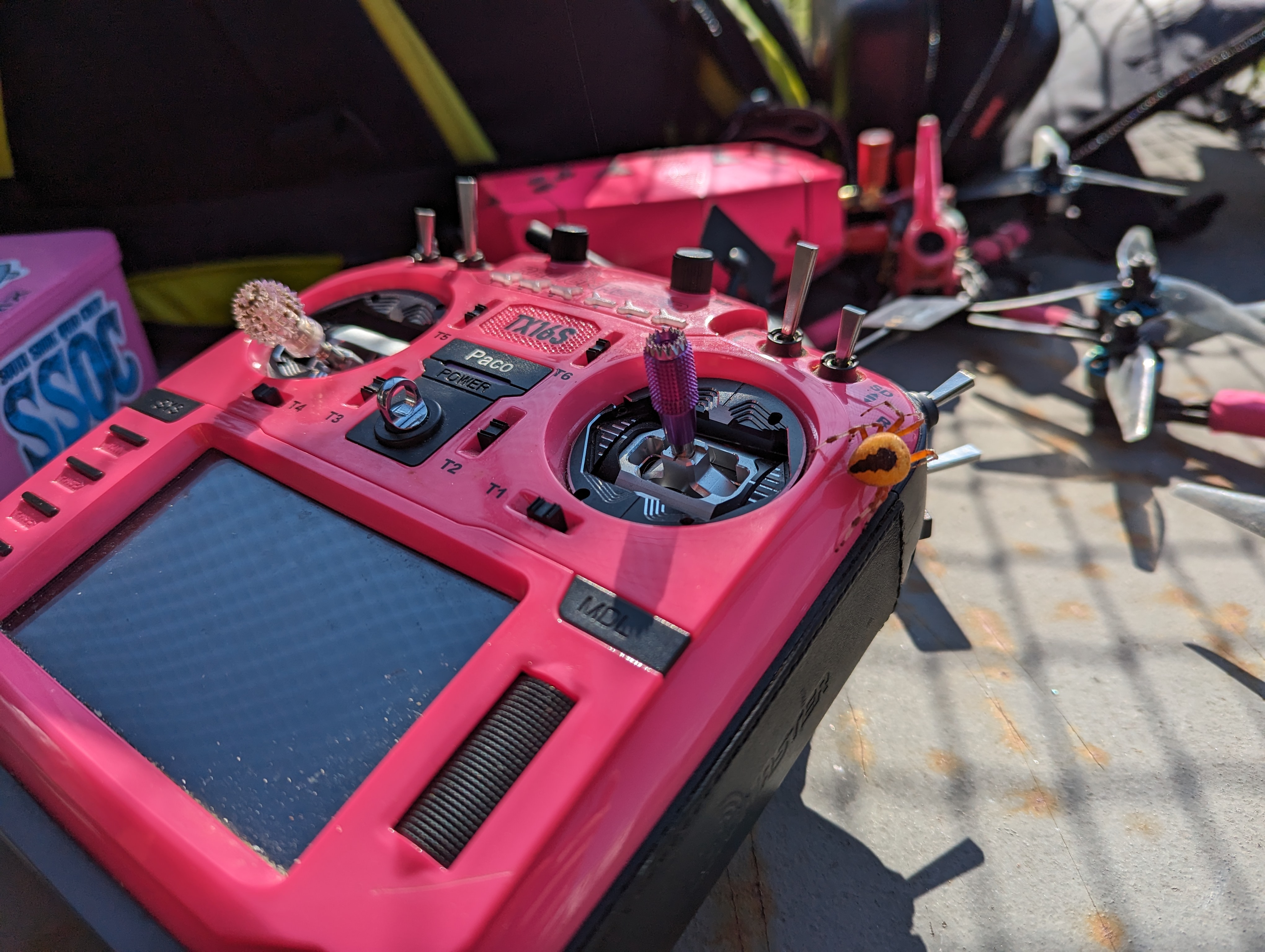 manette radiomaster rose avec drone fpv en arriere plan