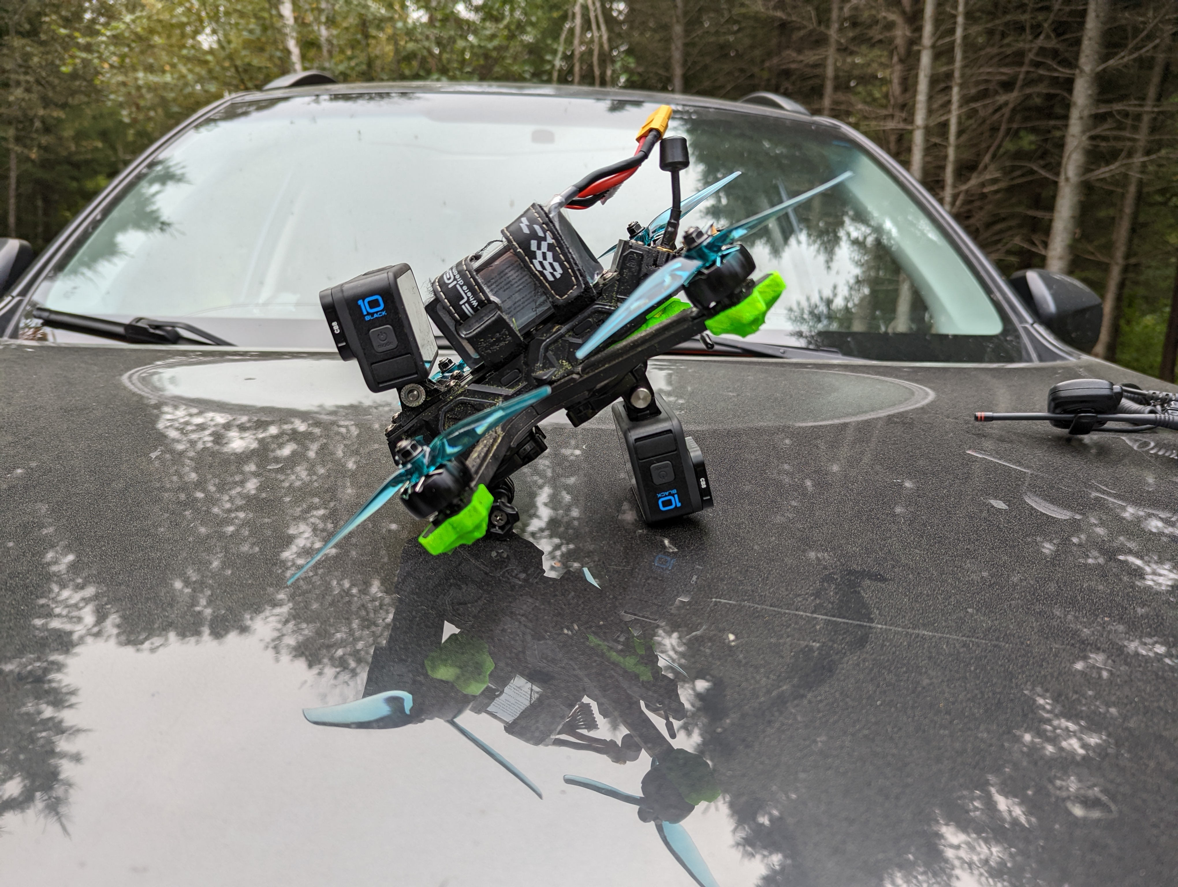 fpv drone avec 2 go pro sur un capot de voiture