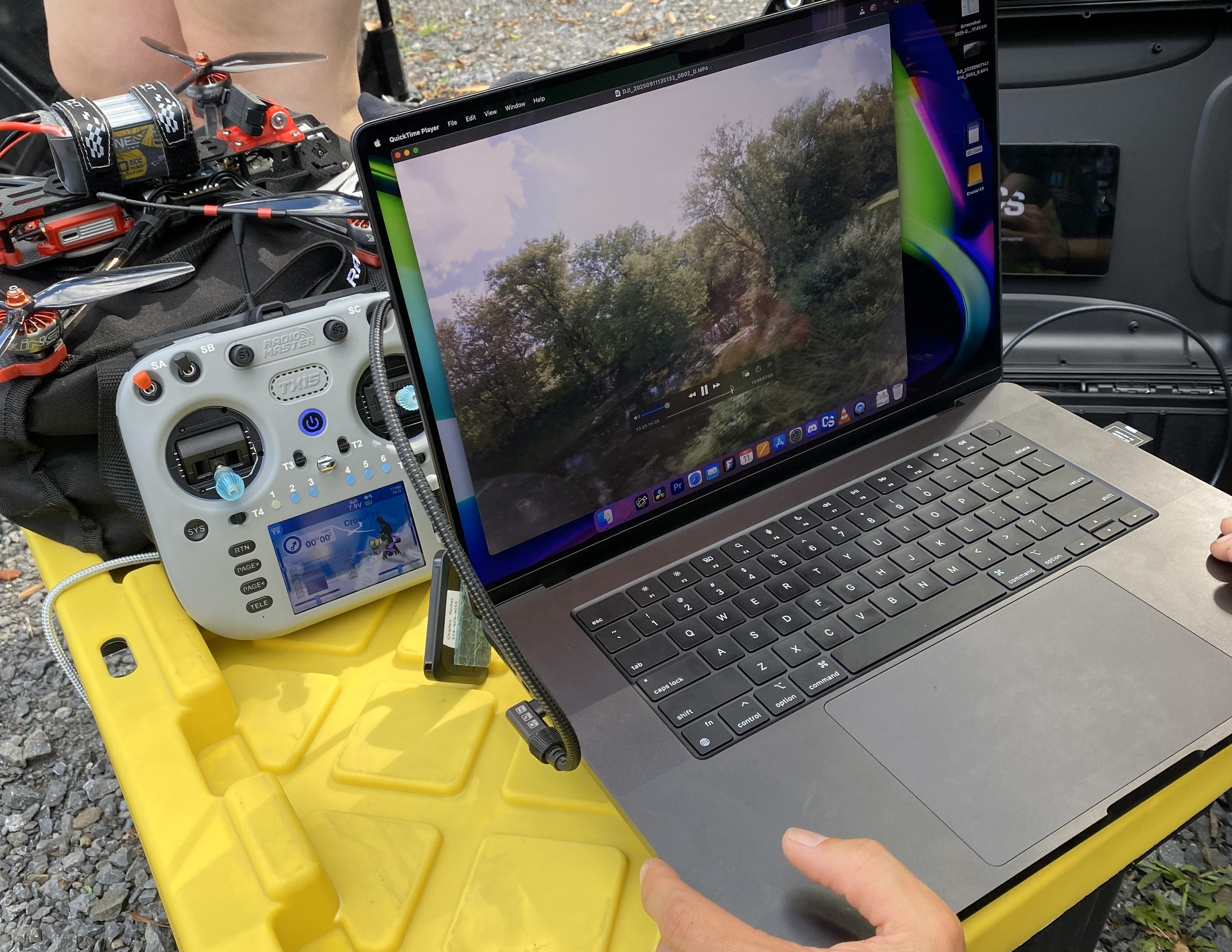 Swol sur table avec blackmajic camera 