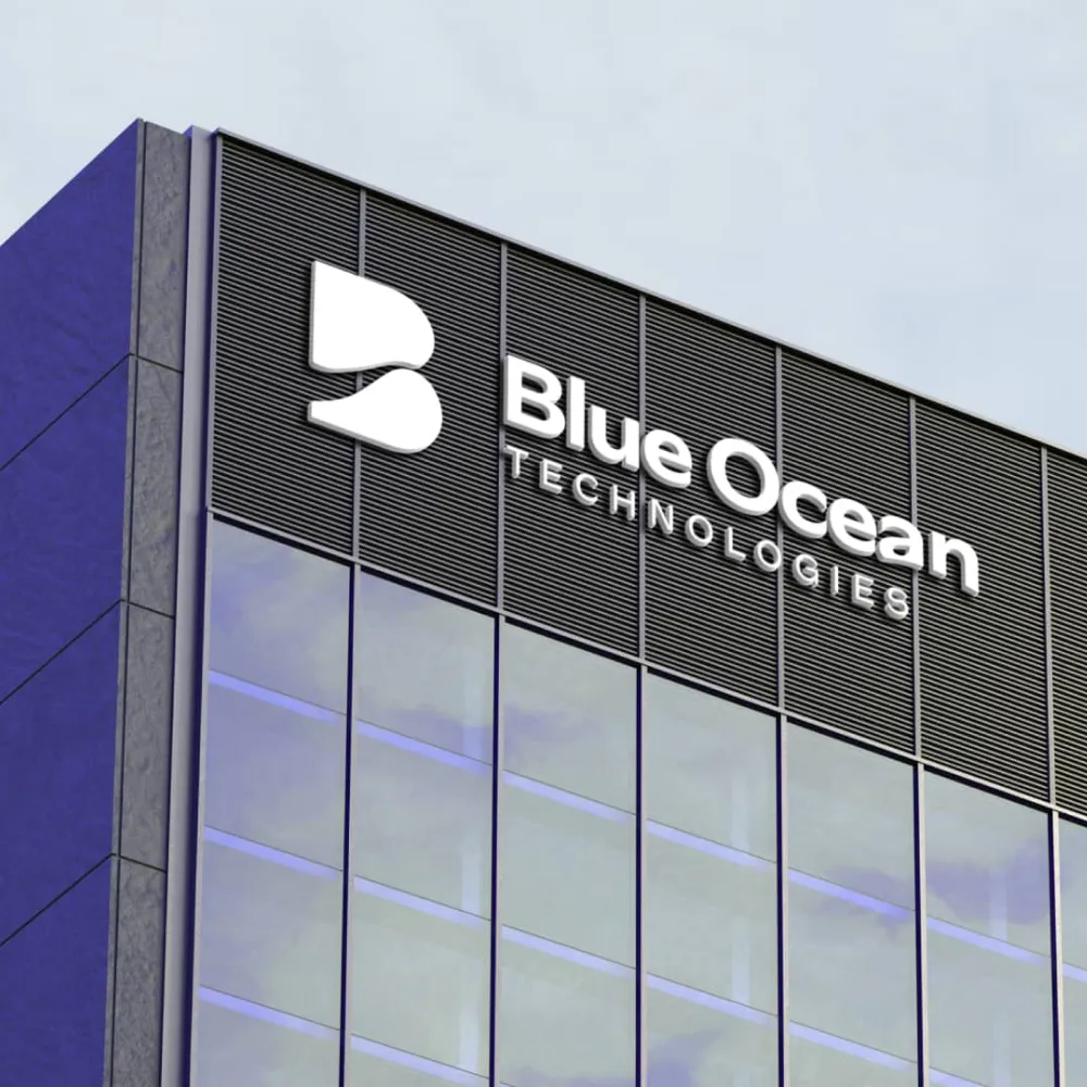 Fachada de edificio moderno con logo y texto que dice Blue Ocean Technologies. Servicio de branding, ubicación Lima, Perú.